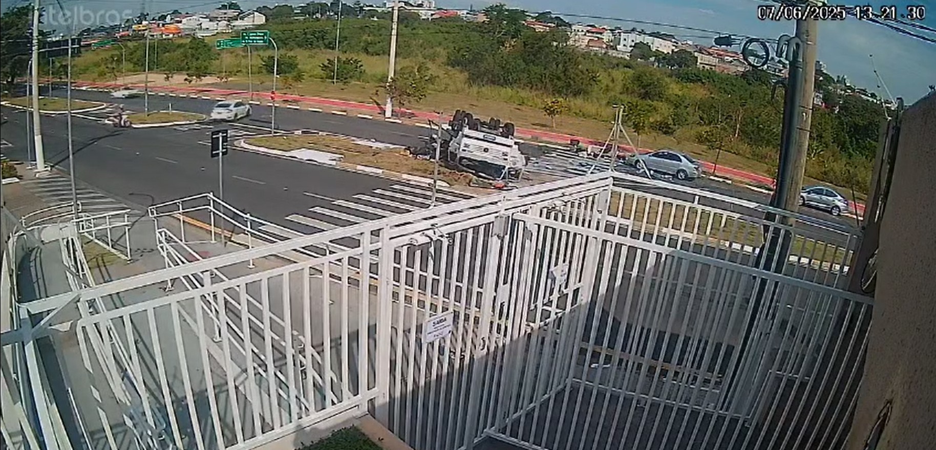 VÍDEO: Guincho carregando caminhão tomba em avenida e derruba poste em Hortolândia