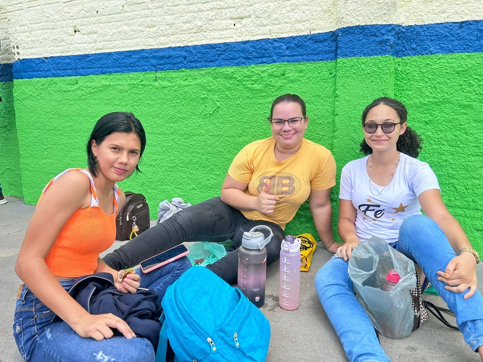 Estudantes de Cujubim chegaram 8h30 na escola de Ariquemes para fazer a prova do Enem — Foto: Jemima Queren/Rede Amazônica
