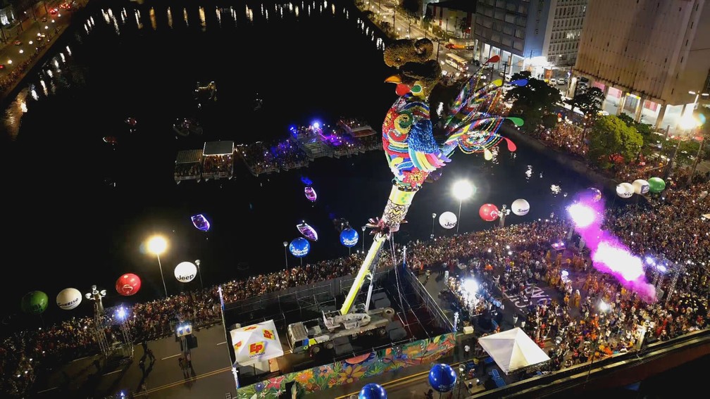 Galo Gigante na Ponte Duarte Coelho, no Recife — Foto: TV Globo/Reprodução