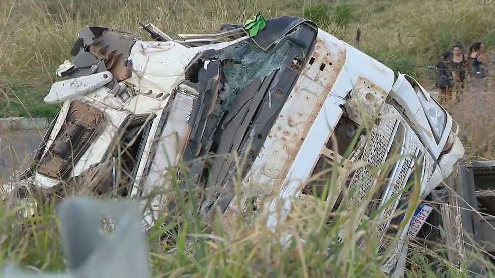 Carreta tombou na BR-040, em Juiz de Fora, na quarta-feira (10) — Foto: Humberto Campos/TV Integração