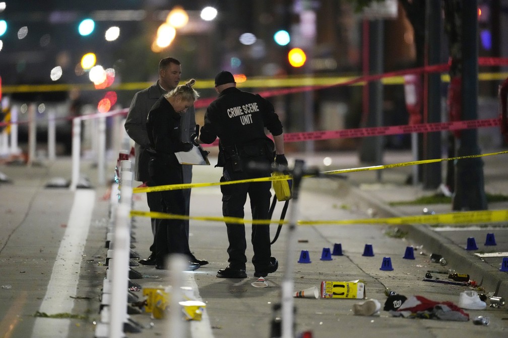 Polícia de Denver avalia cenário de tiroteio na madrugada de 13 de junho de 2023 — Foto: David Zalubowski/AP