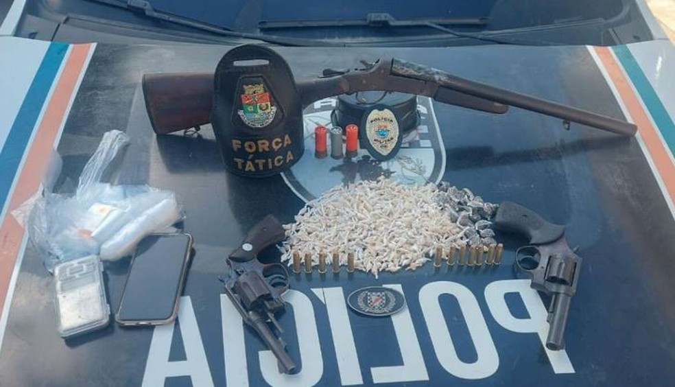 Polícia apreendeu armas e prendeu homem com drogas durante operação para capturar suspeitos da tentativa de chacina. — Foto: SSPDS/ Divulgação