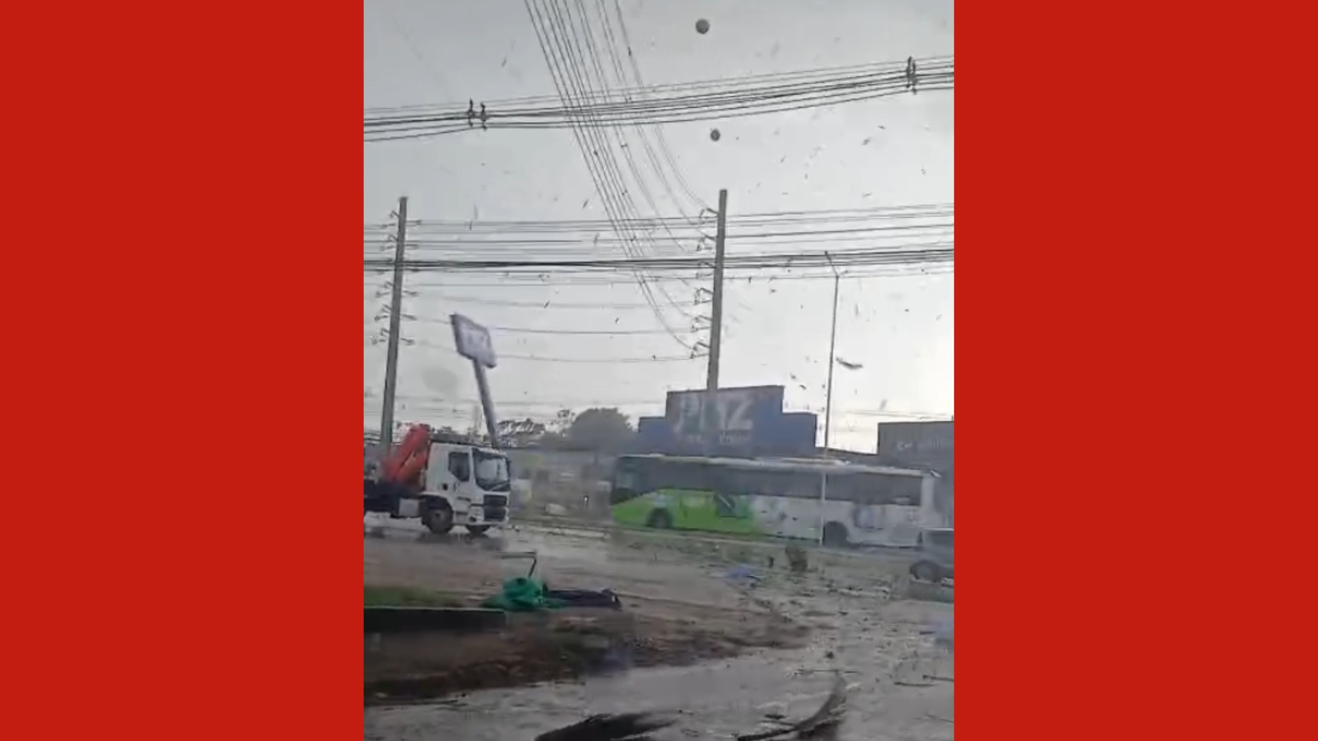 Forte ventania forma 'redemoinho' na BR-316 e assusta moradores e motoristas, no PA
