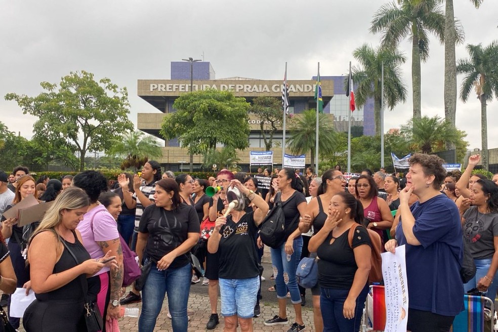Manifestantes se reúnem em frente Prefeitura de Praia Grande — Foto: Marcela Pierotti/TV Tribuna