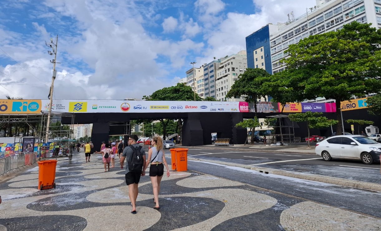 Paes diz que vai cassar licença de ambulante que for pego com itens de vidro ou fazendo cercadinho no réveillon