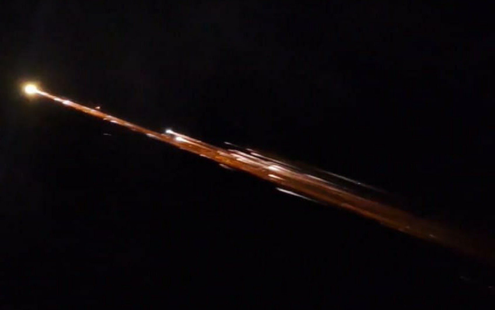 'Luz de fogo' vista no céu no Sul de Minas seria reentrada de satélites na atmosfera; entenda
