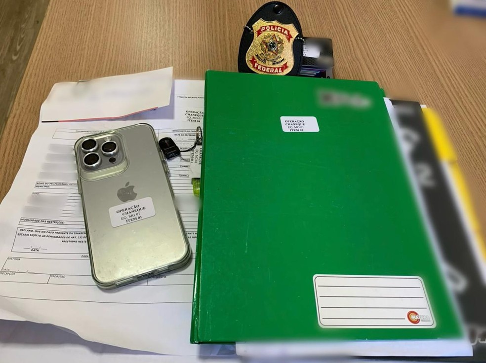 PF apreendeu celular e documentos — Foto: Polícia Federal/Divulgação