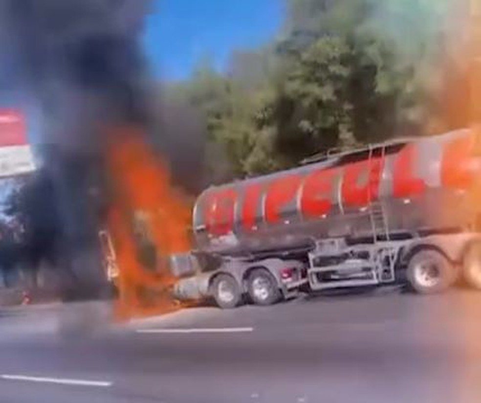Caminhão transportava combustível quando pegou fogo — Foto: Reprodução