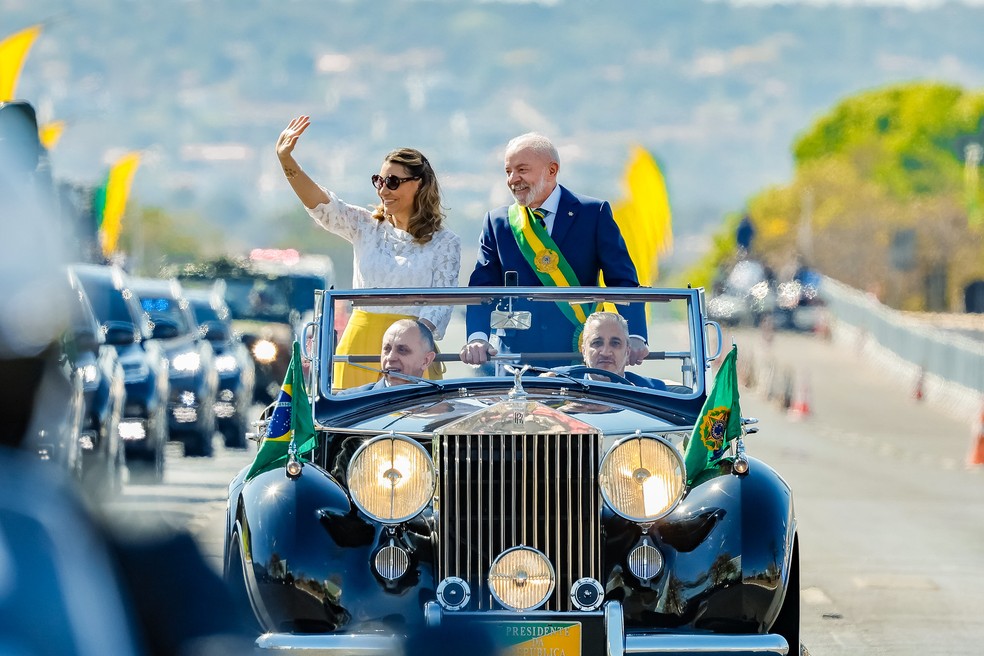 Lula desfila em carro aberto ao lado da primeira-dama, Janja da Silva. — Foto: Ricardo Stuckert/ Presidência da República