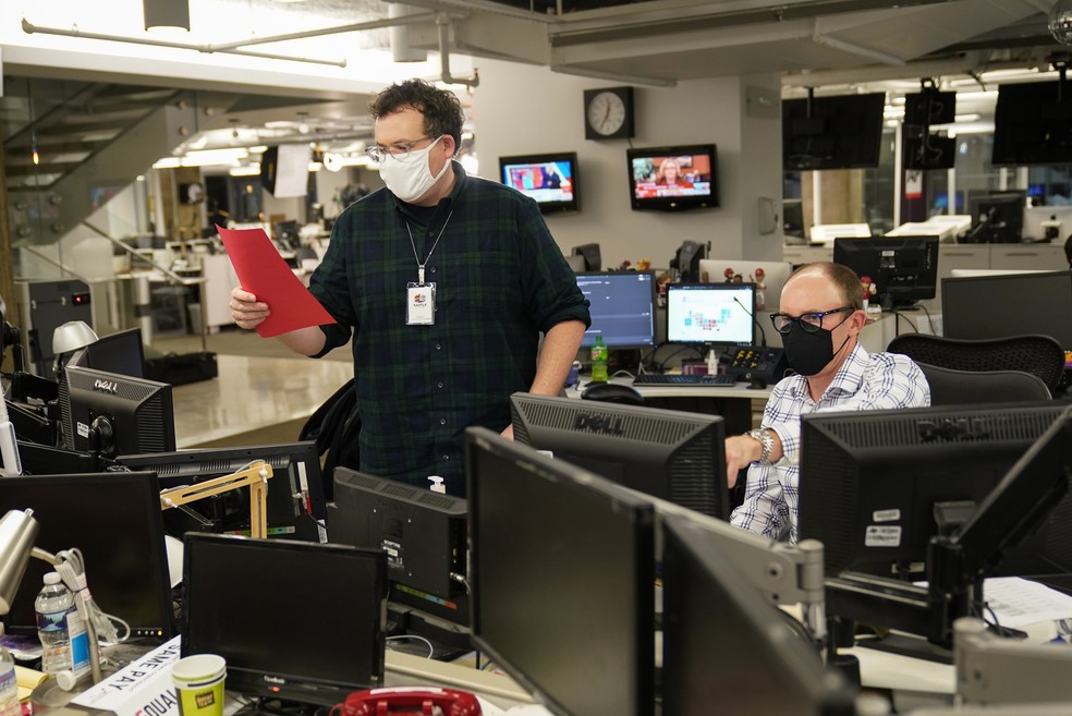 Editor da AP durante anúncio de resultado após contagem da agência em 2020 — Foto: Pablo Martinez Monsivais/AP