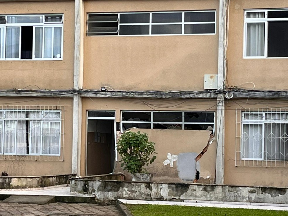 Prédio em Itajaí afundou cerca de 40 centímetros — Foto: Grazi Guimarães/NSC TV