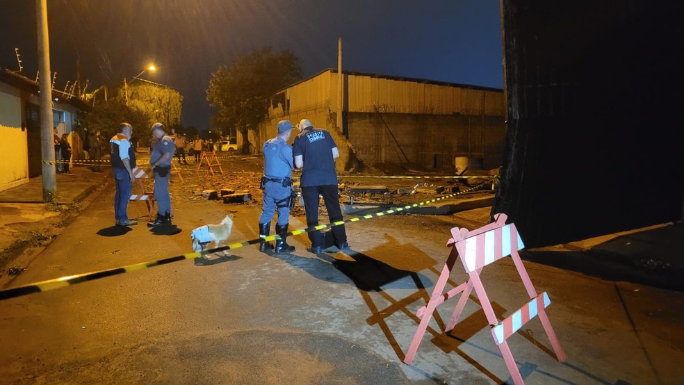 Chuva forte derruba muro de construção e mata adultos, criança e cachorro em Bauru — Foto: Mayky Araújo/TV TEM