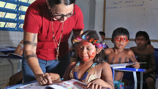 Dia dos Povos Indígenas: valorizar professores é desafio para educação bilíngue e intercultural nas aldeias