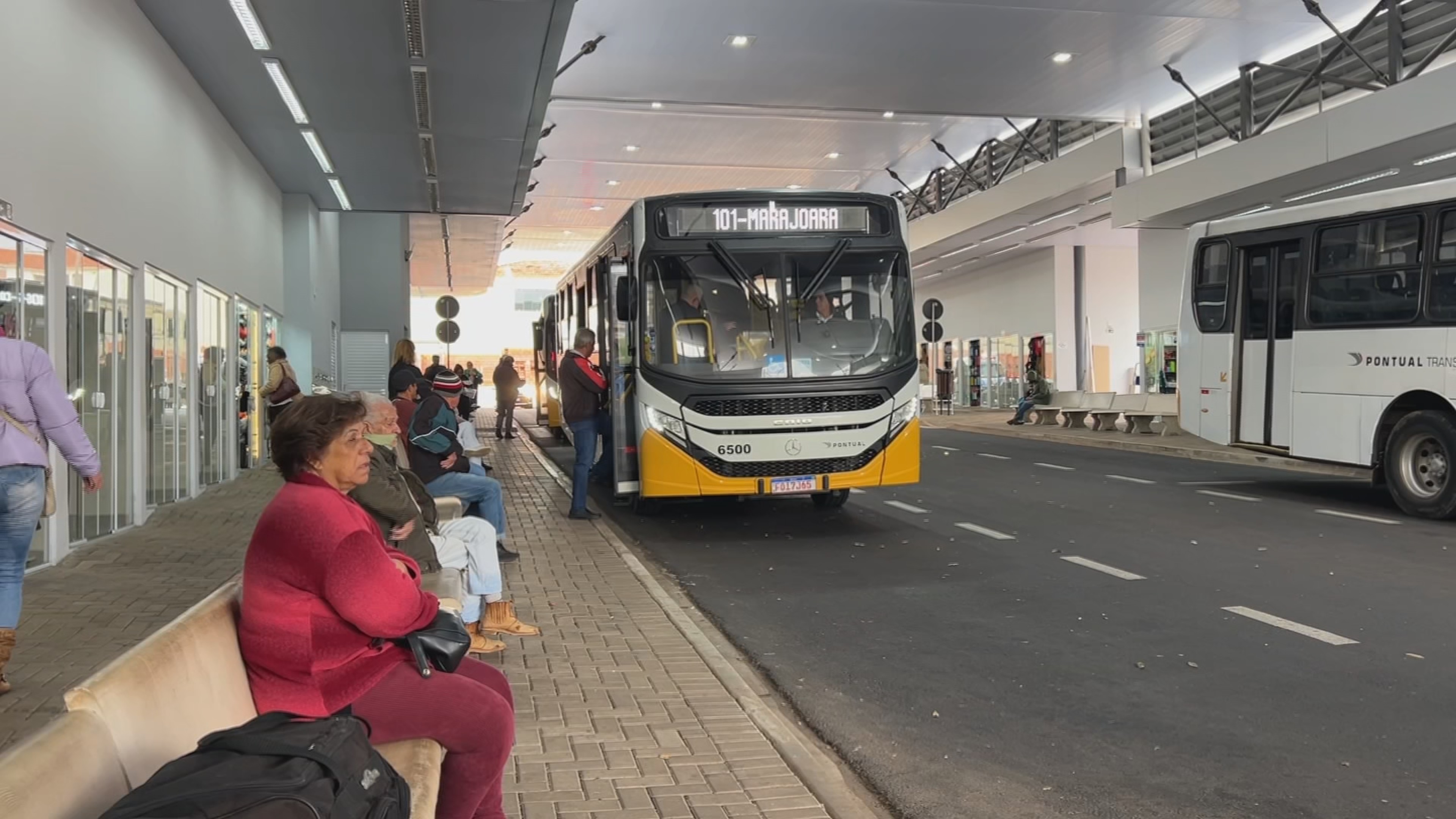 Paralisação de funcionários e ônibus danificados atrasam operação do transporte público em Botucatu