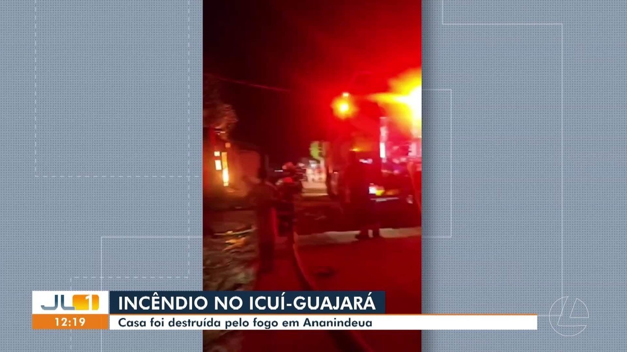 Chamas de incêndio consumindo uma residência no bairro do Icuí-Guajará, em Ananindeua.