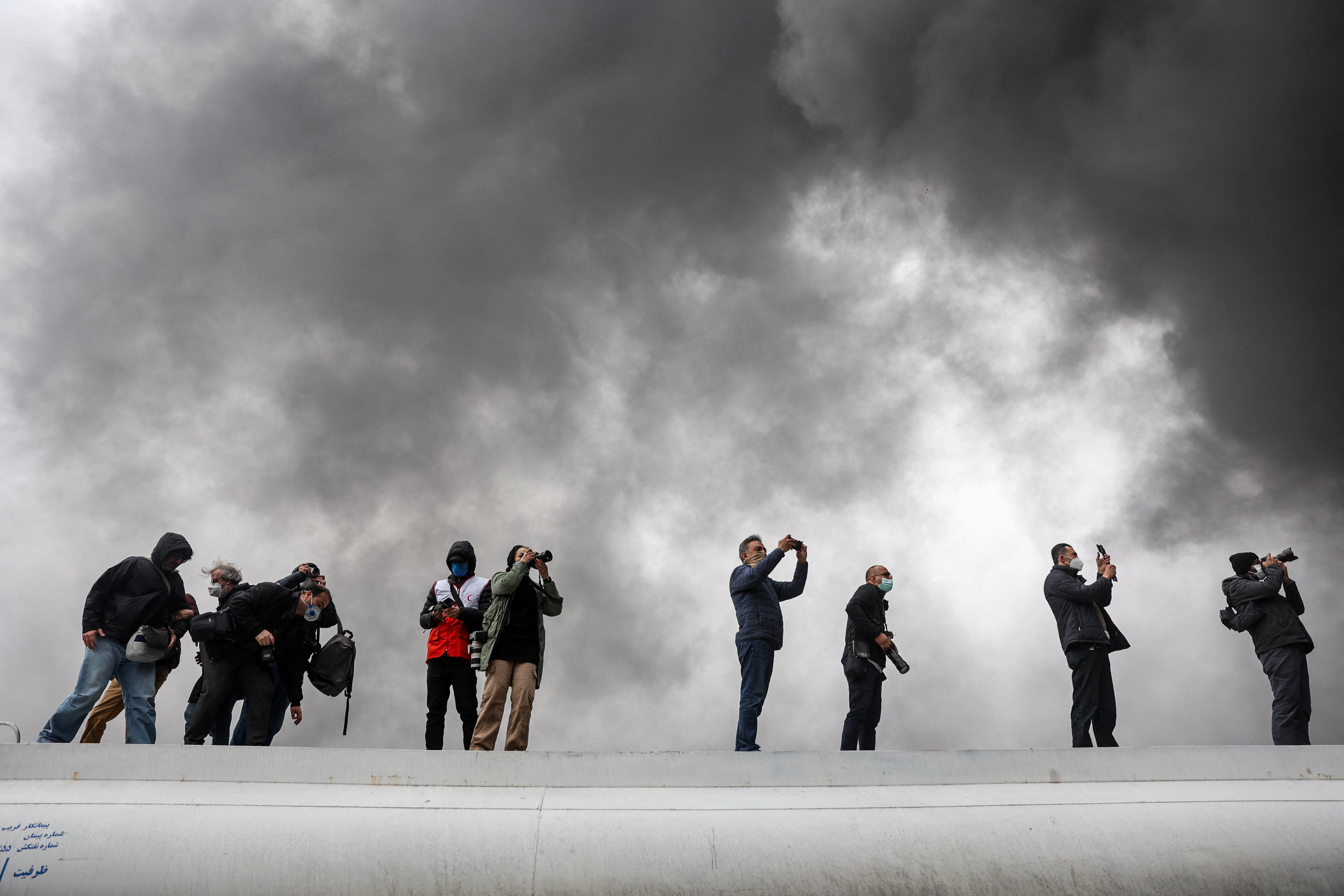 'Dia vira noite' em Teerã após ataques de Israel; Irã alerta moradores para risco de chuva ácida