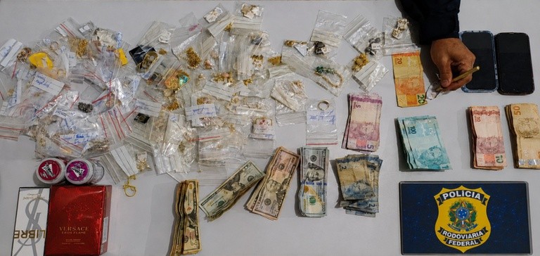 Joias, dólares, perfumes e quase R$ 11 mil: suspeita de roubo a joalheria é presa após perseguição na BR-040, em MG