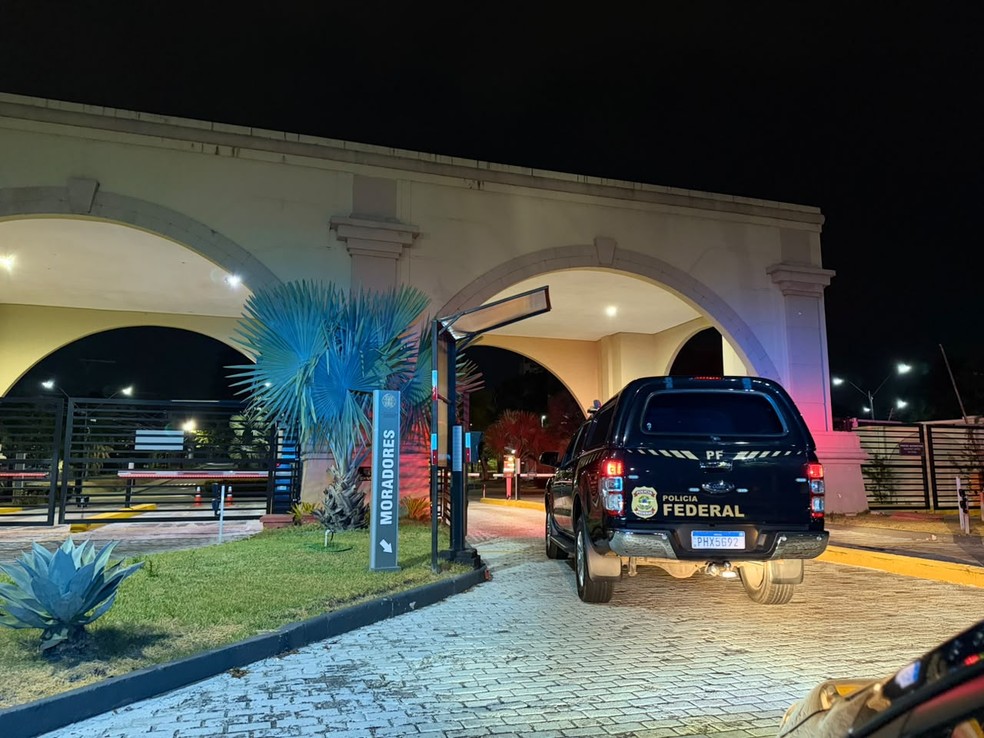 Cumprimento de mandatos de busca e apreensão durante Operação Dinastia do Lago — Foto: Divulgação/PF