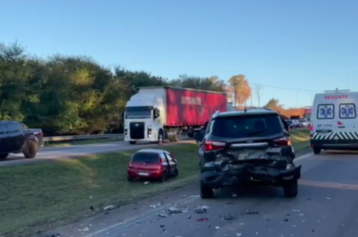 Engavetamento entre quatro veículos deixa dois feridos e provoca lentidão em rodovia de Itu