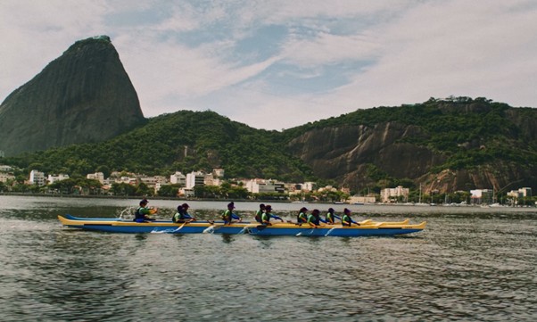 Canoa havaiana transforma vidas no Rio
