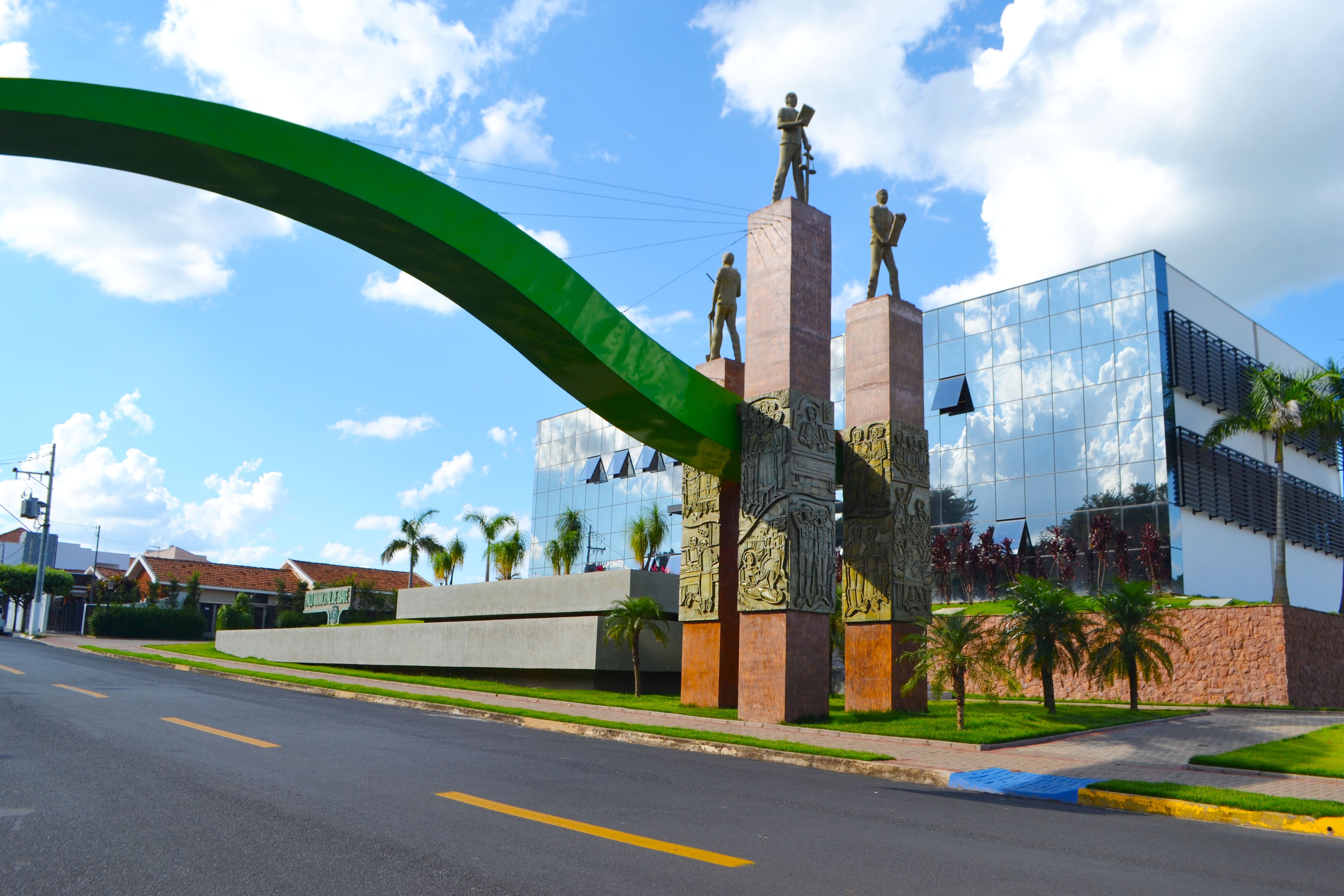 Prefeitura de Ibaté abre quatro concursos públicos com salários de até R$ 7,5 mil; veja detalhes