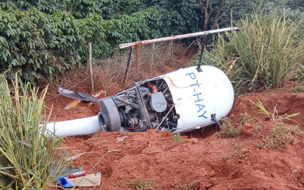 Helicóptero com dois ocupações cai em Nova Resende, MG — Foto: Reprodução / Redes sociais