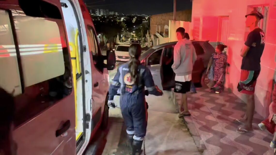 Pedreiro é assassinado a tiros dentro do carro na frente de casa em Caruaru