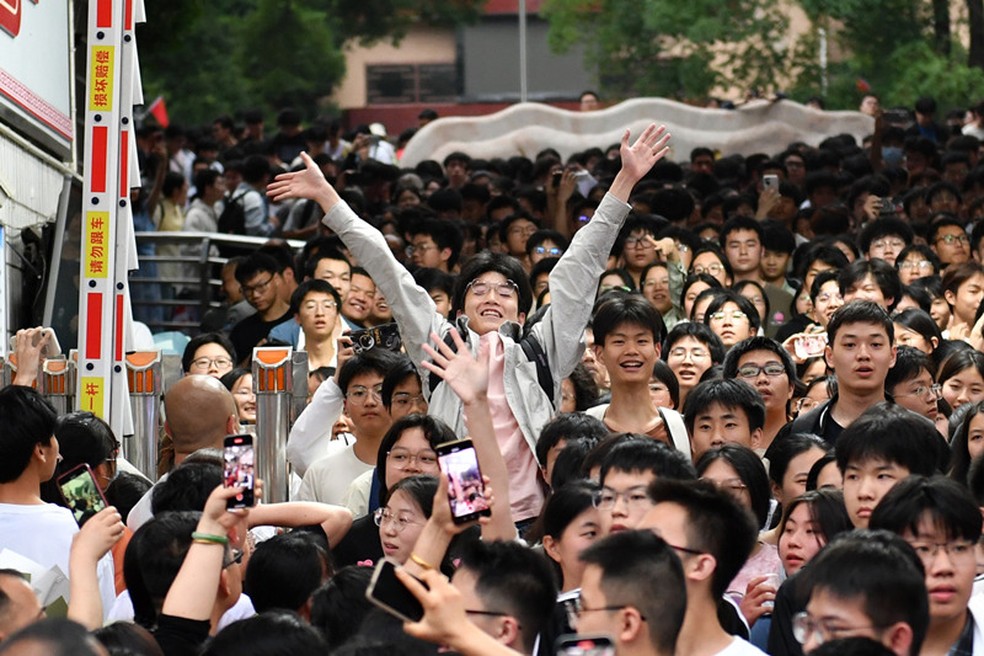 Participantes do gaokao de 2024 deixando um local de provas em Lengshuijiang, na China. — Foto: Xinhua/Governo Chinês