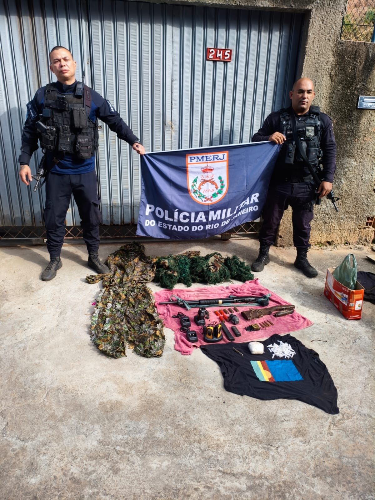 Operação da Polícia Militar apreende armas, drogas e prende um homem em Três Rios