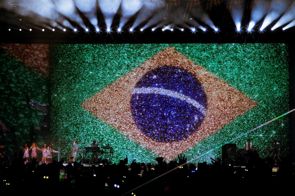 Bandeira do Brasil durante a música 'Girl Like Me', de Shakira — Foto: Stephanie Rodrigues/g1