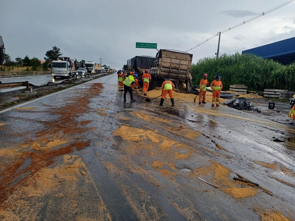 Acidente interditou a BR-376 em Ponta Grossa — Foto: Polícia Rodoviária Federal