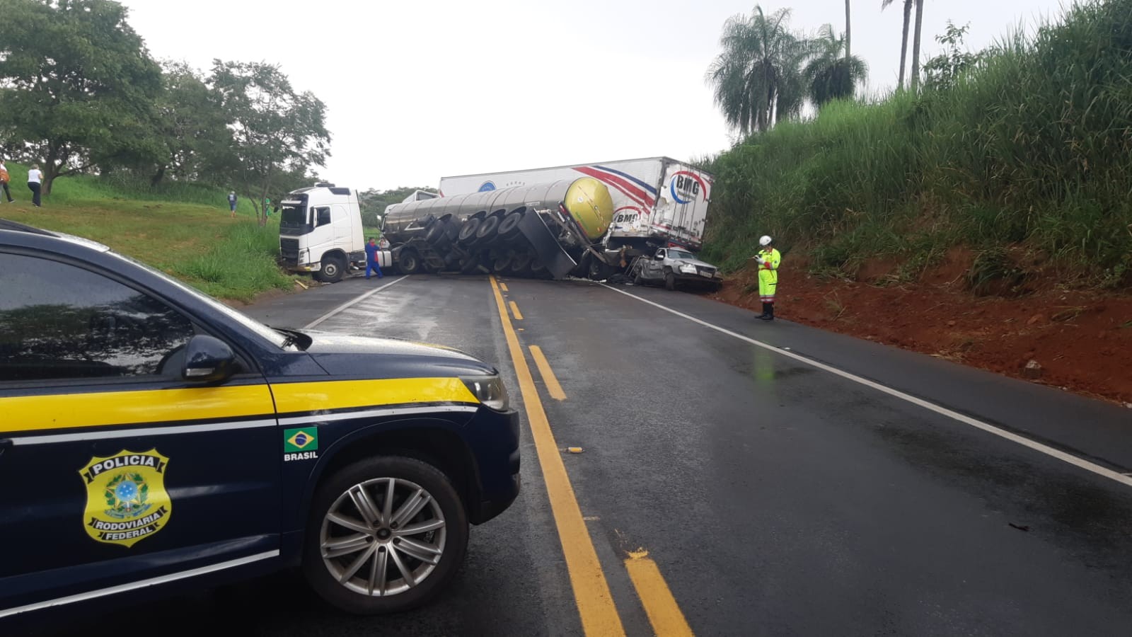 Acidente entre duas carretas e dois carros causa interdição da BR-153 no interior de SP