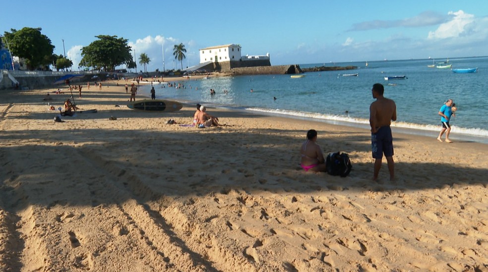 Faixa de areia vazia na praia do Porto da Barra, em Salvador — Foto: TV Bahia