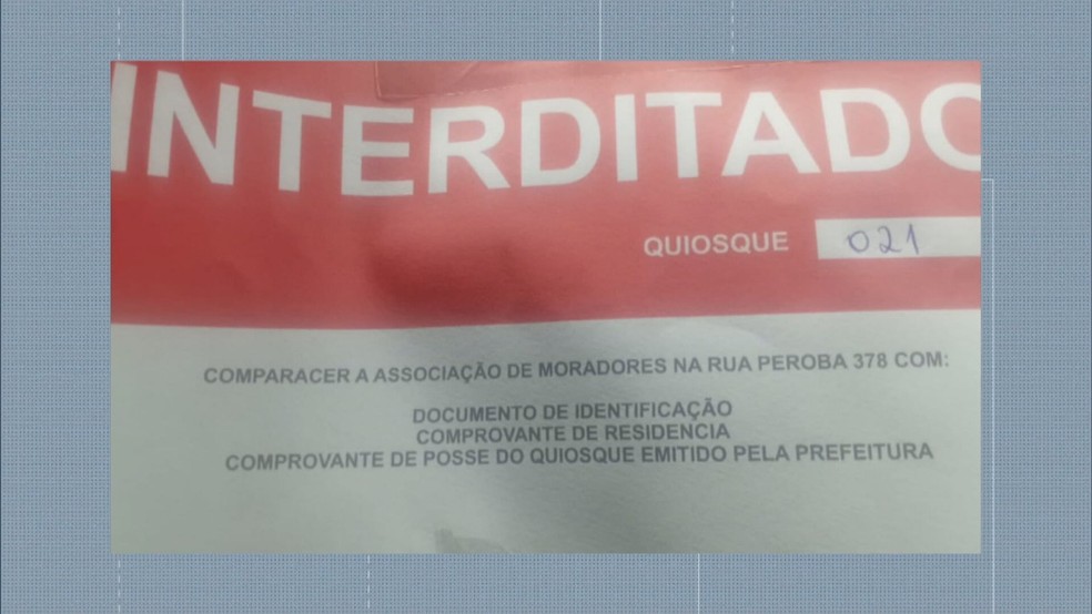 Associação colou placas de interdição nos quiosques — Foto: Reprodução/TV Globo