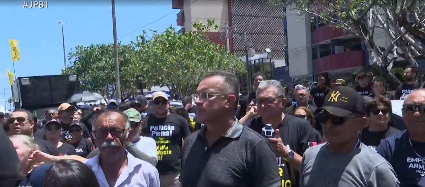 Policiais civis, penais e militares realizam protesto na Avenida Epitácio Pessoa, em João Pessoa