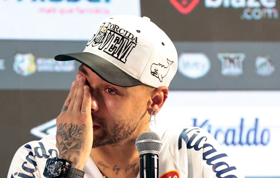 Neymar Jr. se emociona durante entrevista coletiva na volta ao Santos FC — Foto: Alexsander Ferraz/A Tribuna Jornal