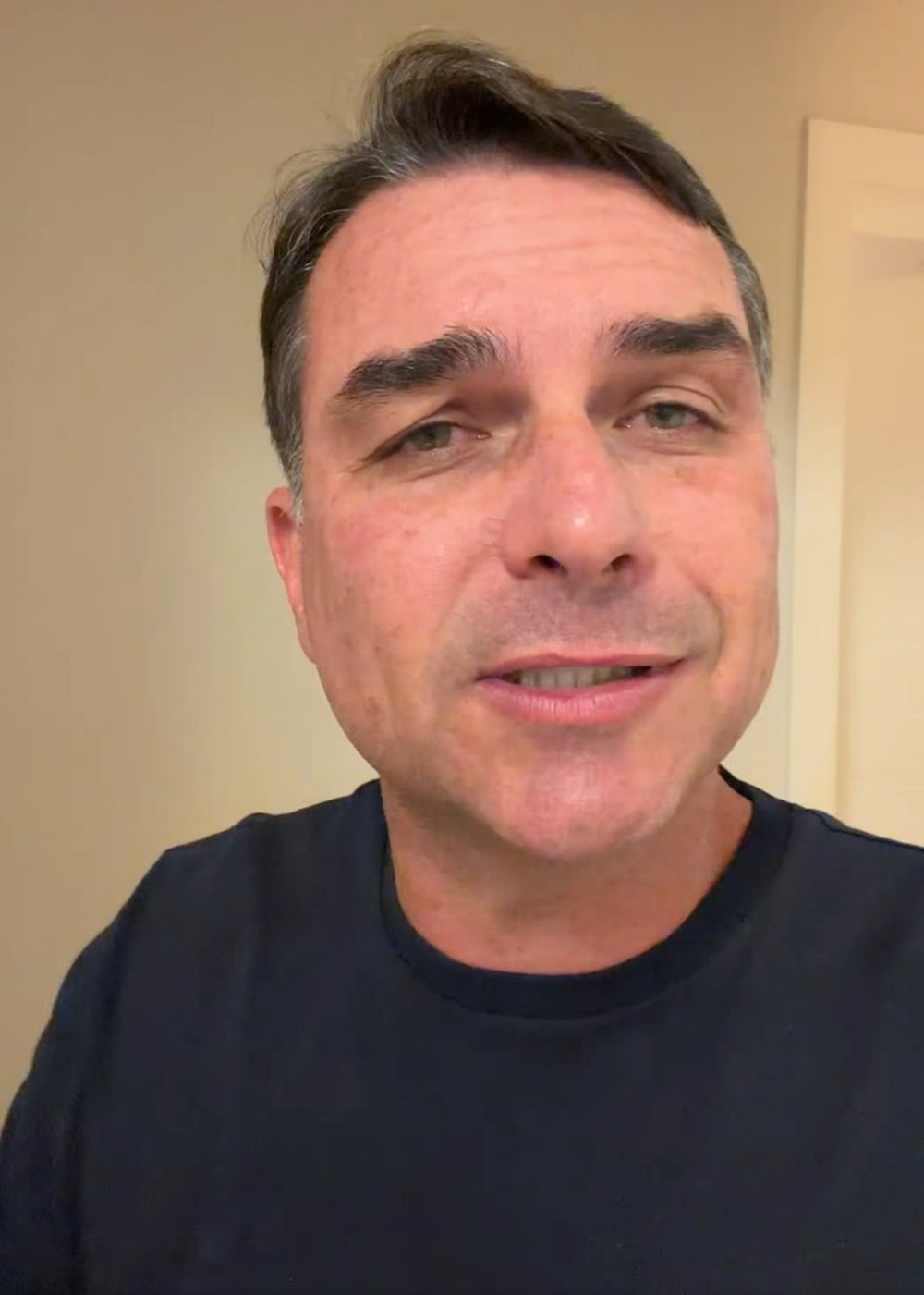 Moraes proíbe Jair Bolsonaro de receber visitas com finalidade político-eleitoral até as Eleições 2026