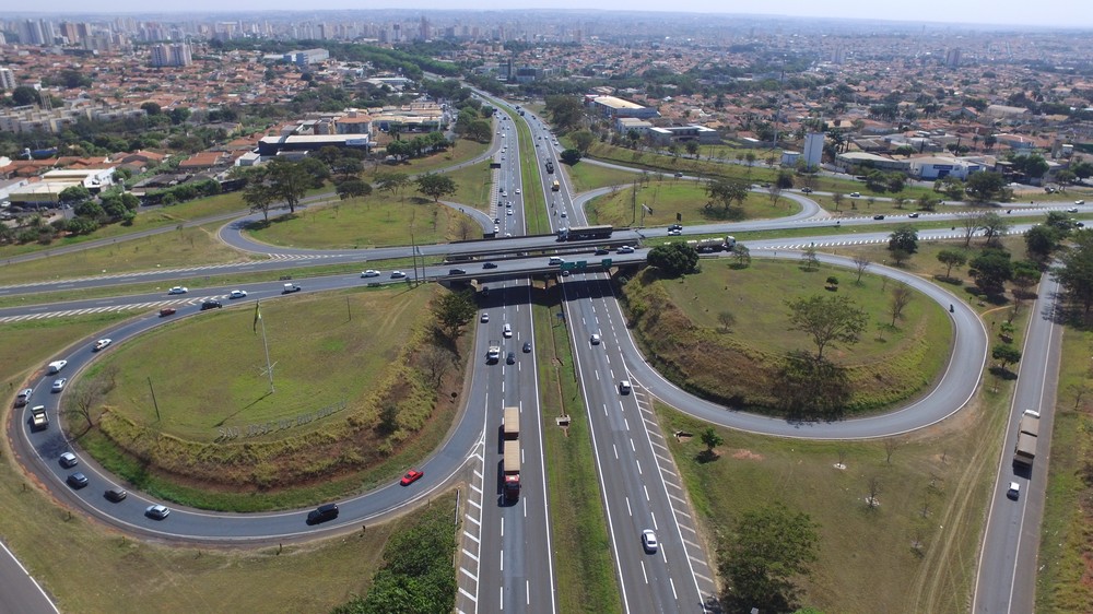 Batida entre carro e caminhão deixa dois mortos em rodovia de Rio Preto-SP
