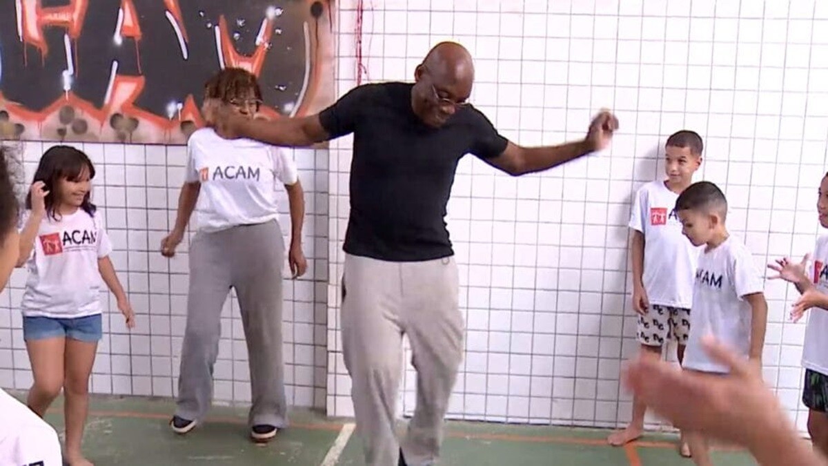 Zebrinha, coreógrafo e jurado da Dança dos Famosos, visita comunidade em Florianópolis