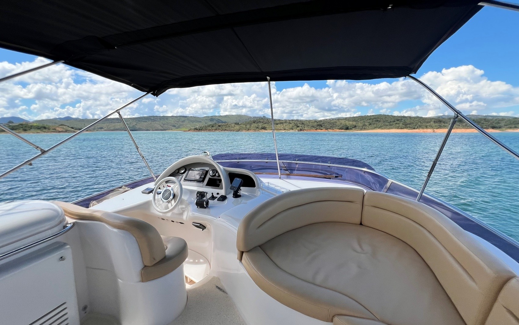 Três andares, suítes e hidromassagem: conheça a lancha milionária que exibe o luxo no Lago de Furnas, em MG