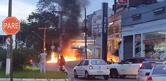 Caminhão-tanque pega fogo em posto de combustíveis; VÍDEO  