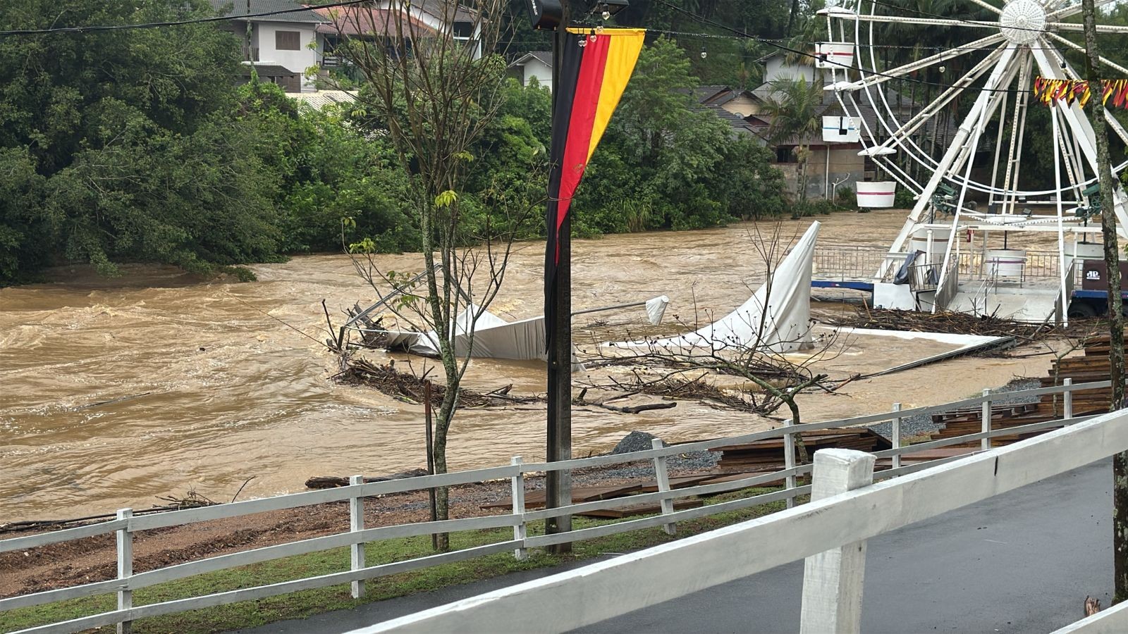 Rio sobe, derruba estrutura de Festa do Tiro e deixa roda-gigante debaixo d'água em SC; VÍDEO