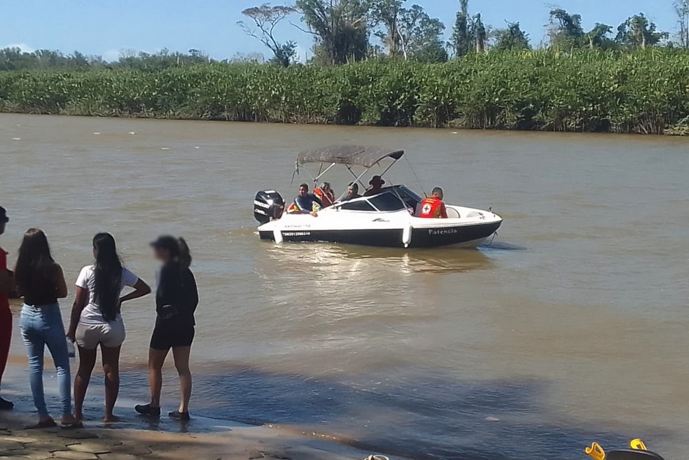 Marinha e Corpo de Bombeiros durante buscas para encontrar homem que desapareceu após barco virar em Prado — Foto: Divulgação/Marinha do Brasil