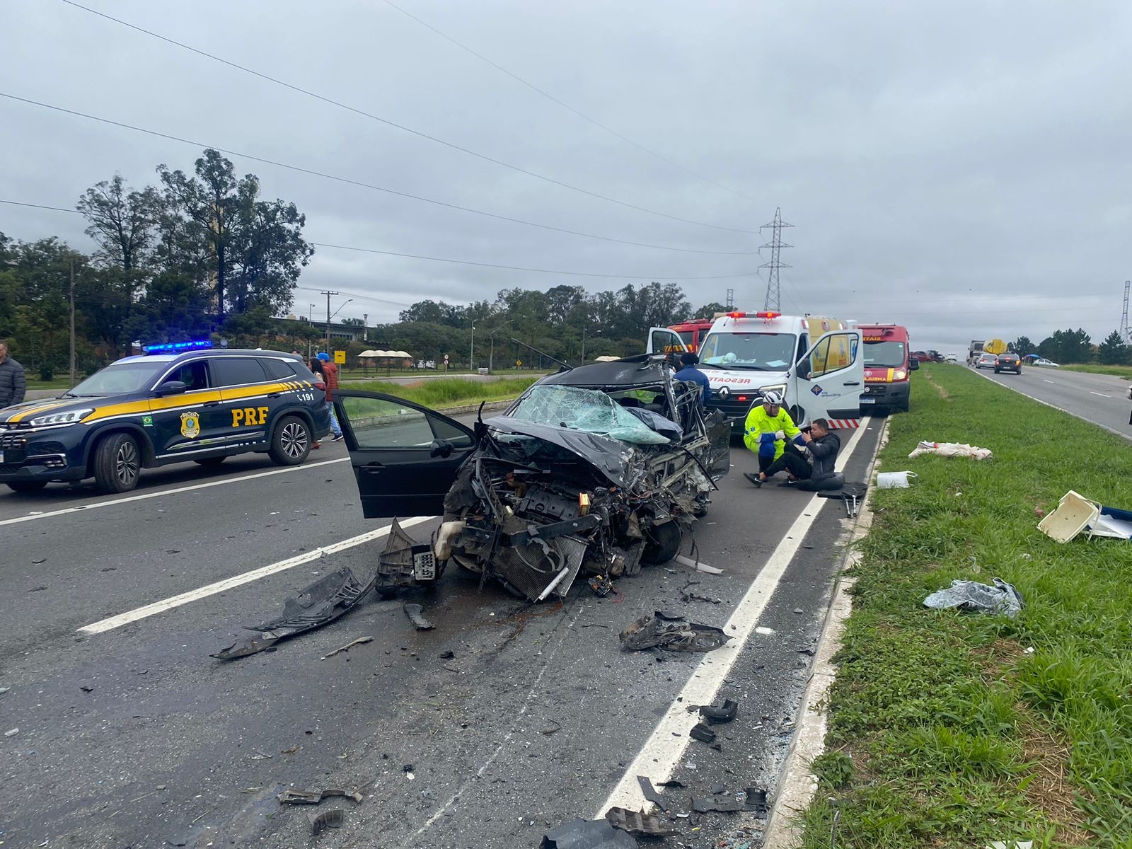 Jovem de 25 anos morre e outros dois ficam em estado grave após batida entre dois carros na BR-476, em Curitiba  