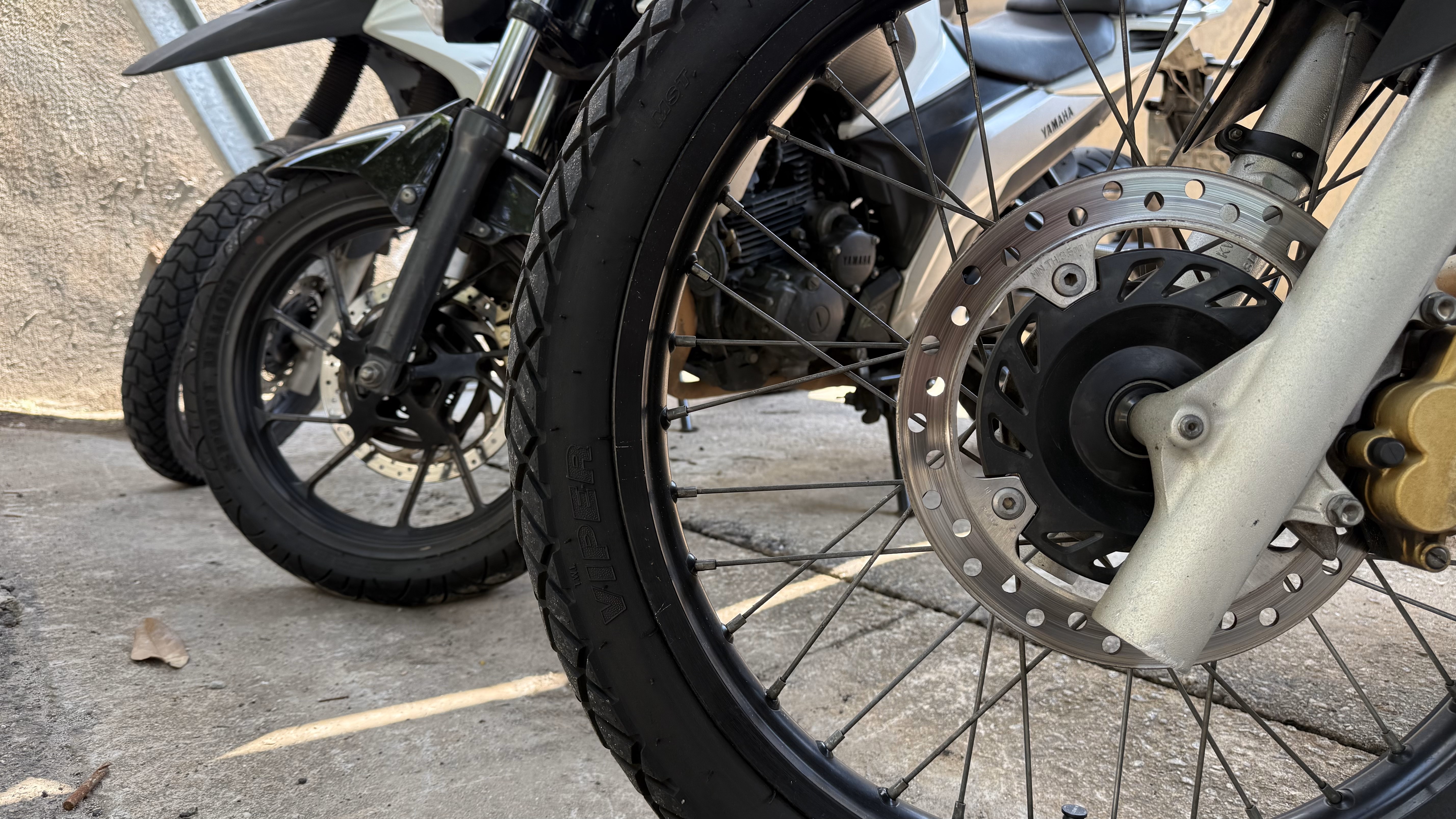 Liso, misto ou esportivo? Veja como escolher o pneu certo para moto