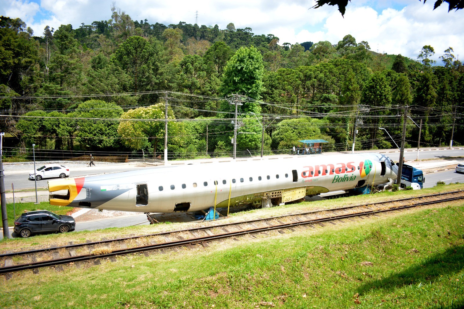 Transporte de fuselagem de avião Embraer E-190 chama a atenção na entrada de Campos do Jordão, SP