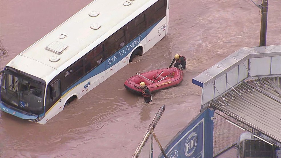 Corpo de Bombeiros utiliza bote para resgatar passageiros de ônibus ilhado em Santo André, na Grande SP — Foto: Reprodução/TV globo