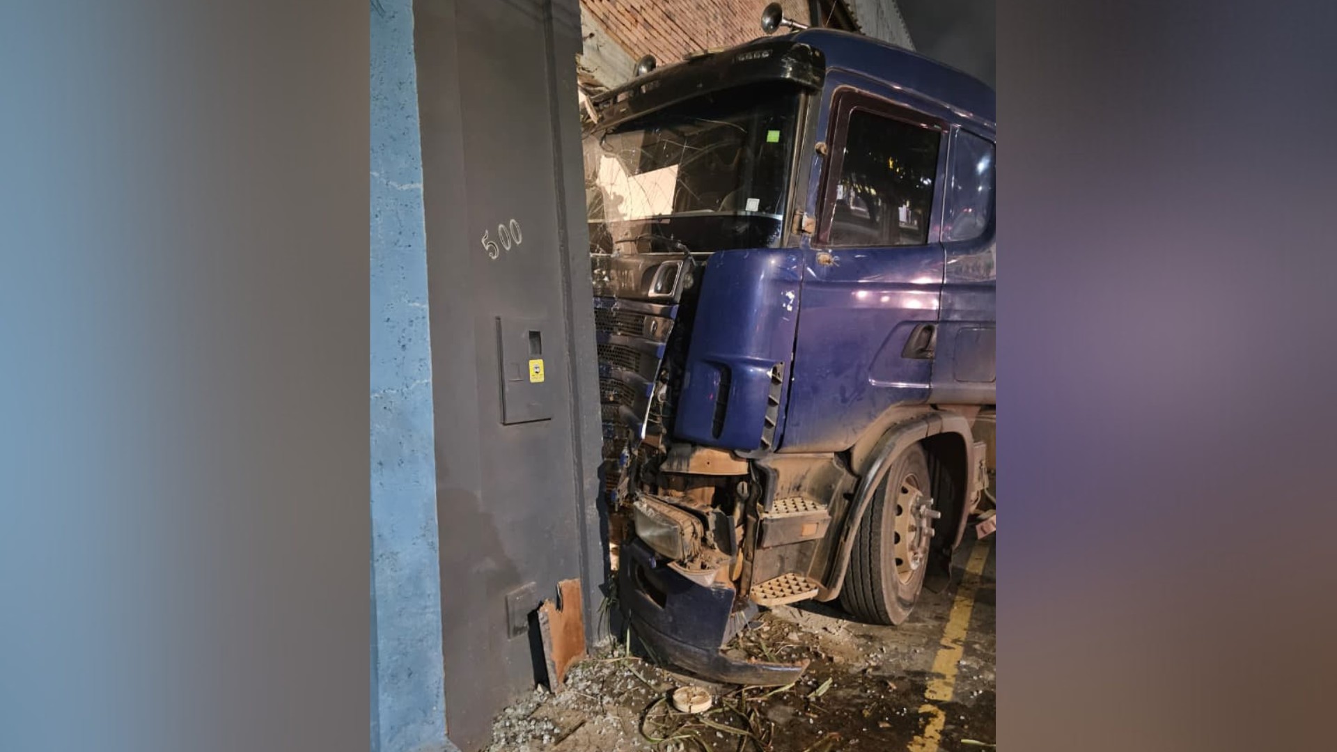 VÍDEO: Carreta desgovernada sem motorista invade restaurante às margens da BR-040 em MG  