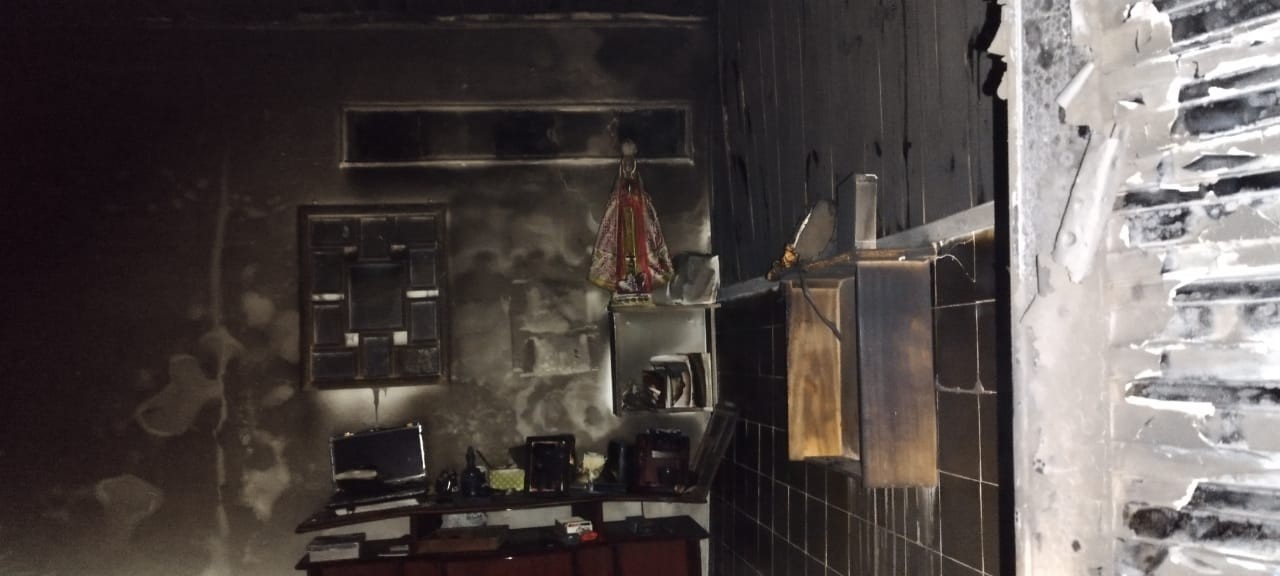 Homem é suspeito de causar incêndio em residência após briga com companheira
