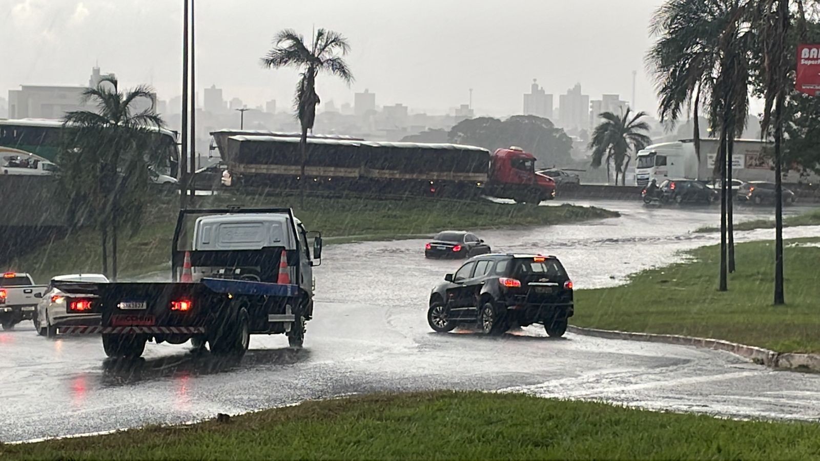 Rondon Pacheco, Haia e Minervina Cândida: temporal alaga ruas e deixa carros ilhados em Uberlândia